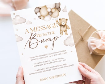 Puede incluir: Una tarjeta blanca con un mensaje del bulto. La tarjeta presenta un oso de peluche marrón que sostiene globos y un mensaje que dice "A Message From The Bump". La tarjeta también incluye el texto "Gracias por estar aquí para mi mami. No pasará mucho tiempo hasta que salga de su vientre. No puedo estar allí para agradecerles a todos. ¡Pero sé que mi mami los quiere a todos! ¡Sé que no pueden esperar a que esté aquí! ¡Pero hagan algunos recuerdos hoy y guárdenlos con cariño! Bebé Anderson"