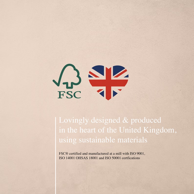 Może przedstawiać: Zielone logo FSC z zaznaczeniem i drzewem oraz czerwono-biało-niebieska flaga Unii Jack w kształcie serca. Tekst poniżej brzmi "Lovingly designed & produced in the heart of the United Kingdom, using sustainable materials. FSC&reg; certified and manufactured at a mill with ISO 9001, ISO 14001 OHSAS 18001 and ISO 50001 certifications."