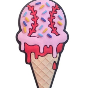 Pode incluir: Um berloque de cone de sorvete com tema de beisebol. O sorvete rosa tem costuras vermelhas e &eacute; decorado com granulado colorido. O cone &eacute; bege com um padr&atilde;o de waffle e um contorno preto.