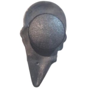 Pode incluir: Uma rolha de garrafa cinza escuro com uma superf&iacute;cie texturizada e um topo redondo. A rolha tem um formato &uacute;nico, possivelmente para uma garrafa de vinho ou recipiente semelhante. O design &eacute; simples e moderno.