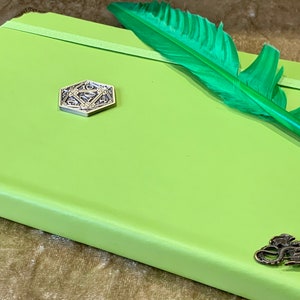 D20 Journal: Grünes Vegan Leder Notizbuch mit Federfeder