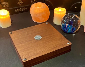 Caja de dados D20 de madera oscura: bandeja y bóveda magnéticas
