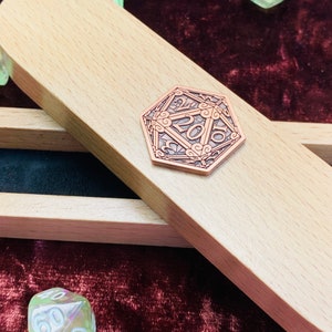 Caja de dados D20, bóveda de dados, bandeja de dados y soporte para mazmorras y dragones. Regalo DM para DnD y Pathfinder. Cierre magnético de madera maciza oscura. imagen 5