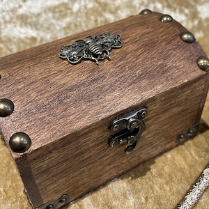 Stara skrzynia | Pszczoła | Pudełko na drobiazgi | Drewniana skrzynia | Drewniane pudełko na kości DnD | Dungeons and Dragons | Pathfinder | Witchcraft