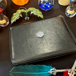 D20 | 5 er Set Würfel-Etui | Brieftasche Vault Box | DnD Würfel | Würfelhalter aus Stein und Harz | Dungeons & Dragons | Pfadfinder | Veganes Leder