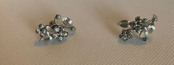 Vintage Krementz Rhinestone Earrings! 14K white g… - image 9