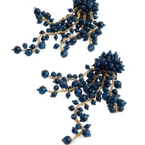 Pendientes llamativos de Oscar de la Renta con tiras de cuentas azules. ¡Un regalo fantástico para bodas, bailes de graduación o graduaciones!