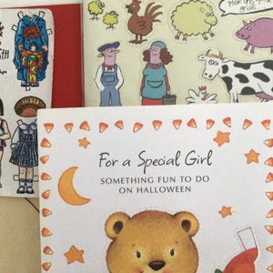 Tarjetas de muñecas de papel antiguas y libro educativo