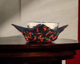 Große Schüssel Gemütliche mikrowellenfeste Baumwolle Servierschüssel Topflappen in einem roten Chili Pepper Stoffdruck