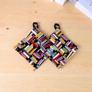 Bookworm Pot Holder Set: Cotton Insulated Hot Pads