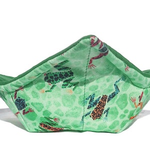 Puede incluir: Tazón de tela verde con un patrón de ranas. El tazón está doblado en forma de tazón.