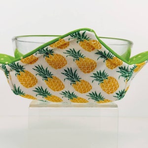 Skål Mysig mikrovågssäker bomullsgrytlapp med varm soppskål i ett vändbart gult tropiskt ananas- och grönt och vitt tygtryck