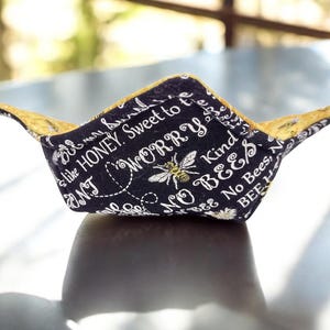 ボウルコージー - 電子レンジ対応コットン製ホットスープボウルポットホルダー。リバーシブルの「ビー・ハッピー」と「ハチミツの巣」の生地プリント入り。