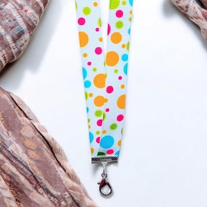 Cordón de cinta de lunares multicolor con porta credencial o identificación de plástico