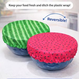 Puede incluir: Cubiertas de cuencos reutilizables y reversibles con patrones de sandía verdes y rojos. Las cubiertas se colocan sobre cuencos azules. El texto de la imagen dice "Keep your food fresh and ditch the plastic wrap!" y "Reversible!"