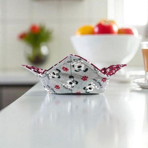 Acogedor recipiente para sopa de algodón apto para microondas, soporte para ollas en un estampado de perro cachorro gris y a cuadros con estampado de patas a cuadros rojos