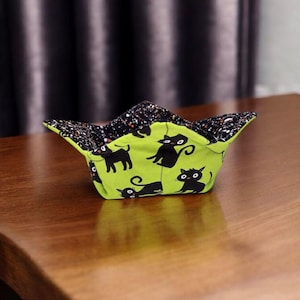 Microwavable Bowl Cozy Black Halloween Cat on Green quilted cotton reversible microwavable soup bowl holder