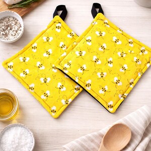 Pot holder for kitchen Pot Holder Set Oven Hot Pad Pot Holder for Cooking or Baking in a Yellow Honey Bee Fabric Print