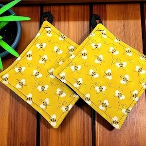Pot holder for kitchen Pot Holder Set Oven Hot Pad Pot Holder for Cooking or Baking in a Yellow Honey Bee Fabric Print