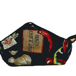 Könnte beinhalten: Schwarze Stoffschale mit einem farbenfrohen Muster aus roten Chilischoten, Knoblauch, Garnelen und dem Text "HOT & SPICY GUMBO". Die Schale hat zwei verlängerte Griffe. Das Design erinnert an ein Cajun- oder Creole-Thema.