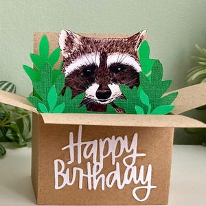 Waschbär Geburtstagskarte. Handgemacht aus recyceltem Karton. 3D Geburtstagsgeschenk Kartenhalter.