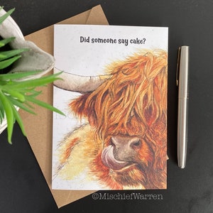 Carte d'art vache Highland. Quelqu'un a dit gâteau ? Carte d'anniversaire ou de fête écossaise vierge faite à la main. Carte amusante pour les amoureux des animaux.