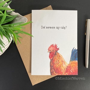 Carte d'art de coq ou de coq. Quelqu'un a dit gâteau ? Carte d'anniversaire ou de fête vierge faite main. Carte amusante pour les amateurs de poulet.