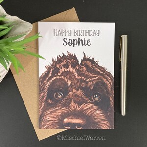 Carte Cockapoo au chocolat ou Labradoodle. Personnalisez-la pour un anniversaire, Noël, la fête des mères, la fête des pères, un merci ou un anniversaire de mariage.