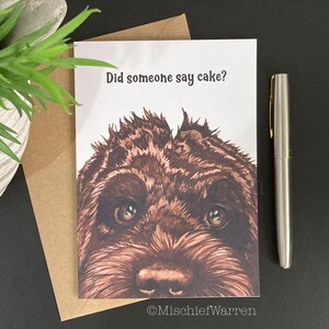Quelqu'un a dit gâteau ? Cockapoo brun chocolat ou carte Labradoodle. Carte d'anniversaire ou de fête vierge faite main. Carte amusante pour les amoureux des chiens.