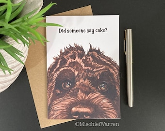Cockapoo brun chocolat ou carte Labradoodle. Quelqu'un a dit gâteau ? Carte d'anniversaire ou de fête vierge faite main. Carte amusante pour les amoureux des chiens.