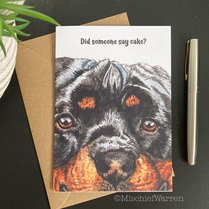 Rottweiler Hundekarte. Hat jemand Kuchen gesagt? Handgemachte Karte zum Geburtstag oder zur Feier. Lustige Kunstkarte für Hundeliebhaber.