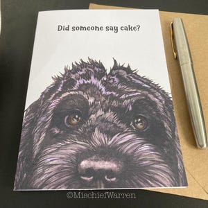 Quelqu'un a dit gâteau ? Carte Cockapoo noir ou Labradoodle. Carte d'anniversaire ou de fête vierge faite main. Carte amusante pour les amoureux des chiens.