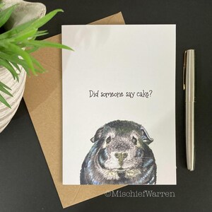Carte d'anniversaire de cochon d'Inde. Quelqu'un a dit gâteau ? Carte d'anniversaire ou de fête faite main de cochon d'Inde. Carte d'art amusante pour les amateurs de cochons d'Inde.