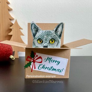 Carte chat gris bleu. La carte originale Le chat dans une boîte. Vierge ou personnalisée ; anniversaire, fête des mères ou des pères, Noël. Porte-cartes cadeau.