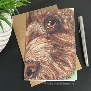 Carte de chien labradoodle Cockapoo au chocolat, faite main à partir de mon aquarelle. Blanc à l'intérieur pour toutes les occasions ; anniversaire ou merci peut-être.