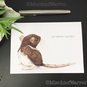 Carte de rat fantaisie. Quelqu'un a dit gâteau ? Carte d'anniversaire ou de fête vierge faite main. Carte amusante pour les amoureux des rats.