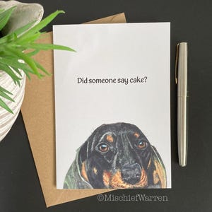 Carte teckel. Quelqu'un a dit gâteau ? Carte d'anniversaire ou de fête vierge faite main. Carte amusante pour les amoureux des chiens teckel.