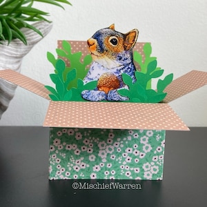 Grauhörnchen Karte. Personalisierte leere 3D-Box-Karte für jeden Anlass; Geburtstag, Mutter- oder Vatertag oder Weihnachten. Geschenkkartenhalter.