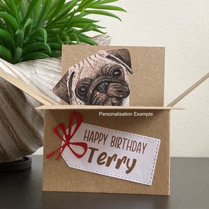 Mops in der Box Karte. Personalisierte 3D Reh Mops Karte für; Geburtstag, Mutter- oder Vatertag, Weihnachten. Geschenkkartenhalter.