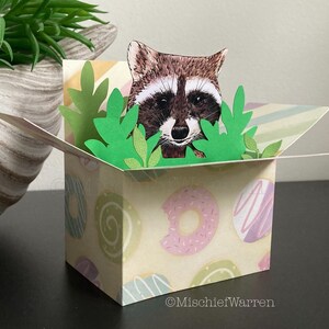 Jolie carte de raton laveur. Carte boîte 3D. Vierge ou personnalisée pour ; anniversaire, fête des mères, Pâques, fête des pères, mariage. Porte-cartes cadeau.