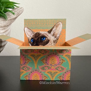 Carte de boîte de chat siamois. Le chat original dans une boîte. Carte vierge ou personnalisée du chat. Porte-cartes cadeau.
