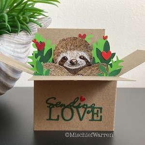 Paresseux envoyant une carte d'amour. Porte-cartes cadeau Saint-Valentin, mariage, fête des mères, fête des pères, Pâques. Paresseux 3D recyclé dans une boîte
