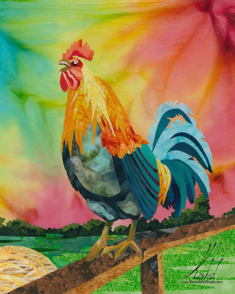 Op de afbeelding: Een kleurrijke haan van stof staat op een houten hek. De haan is een patchwork van verschillende kleuren, waaronder rood, oranje, geel, blauw en groen. De achtergrond is een aquarelachtige was van kleuren, waaronder roze, oranje en geel.