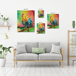 Op de afbeelding: Een kleurrijk schilderij van een haan die op een hek staat met een zonsopgang op de achtergrond. De haan is blauw, geel en rood. De zonsopgang is roze, oranje en geel. Het schilderij is verkrijgbaar in verschillende maten.
