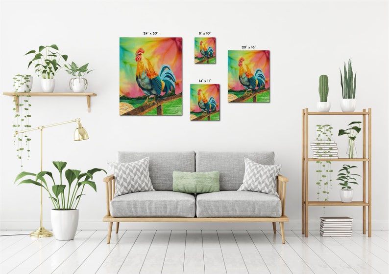 Op de afbeelding: Een kleurrijk schilderij van een haan die op een hek staat met een zonsopgang op de achtergrond. De haan is blauw, geel en rood. De zonsopgang is roze, oranje en geel. Het schilderij is verkrijgbaar in verschillende maten.
