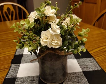 Bauernhaus-Mittelstück / Bauernhaus-Dekor / Rustikale Milchkanne mit Eukalyptus / Bauerntisch-Arrangement / Verzinktes Grün-Arrangement