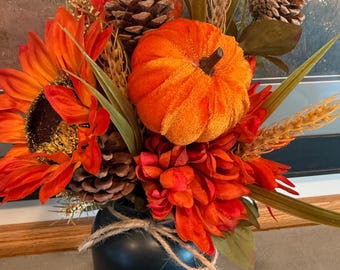 Fall Pumpkin Centerpiece / Fall Table Decor / Black Vase Centerpiece for Fall / Farmhouse Decor for fall  / Fall Florals / Thanksgiving