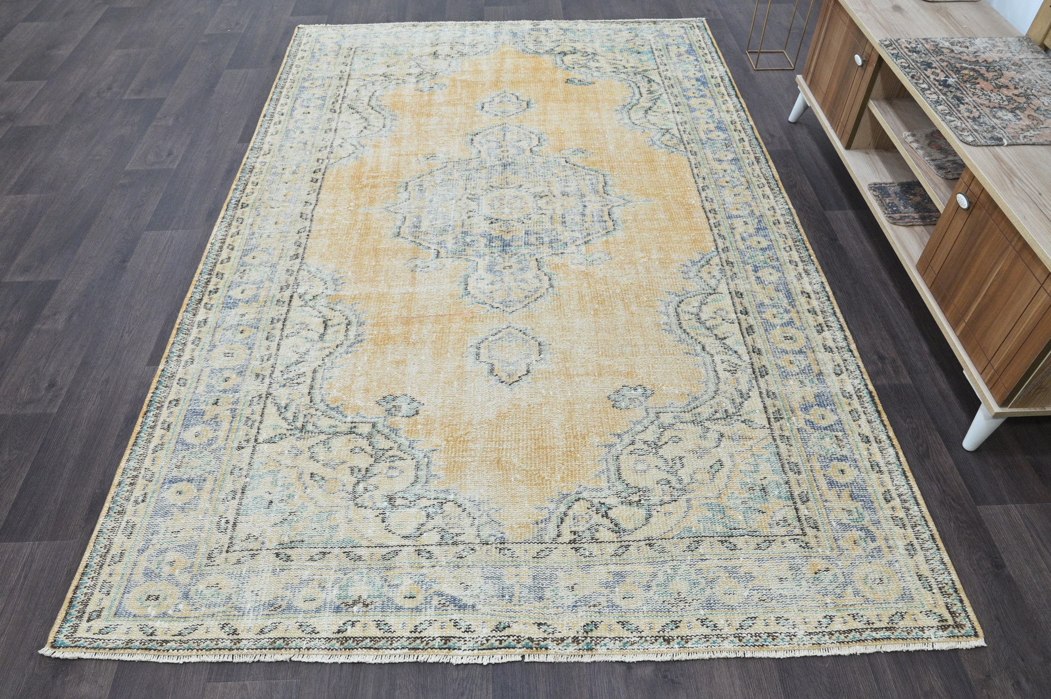 ヴィンテージ トルコラグ　ベージュ ベージュのヴィンテージラグ 6x9 トルコラグ、ベージュのオーバーダイ