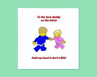 Könnte beinhalten: Eine Karte mit einer Cartoon-Abbildung von zwei Lego-Figuren, die sich an den Händen halten. Der Text auf der Karte lautet "An den besten Papa im Block. Halt meine Hand und LEGO nicht."