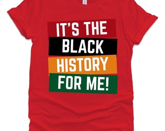 Op de afbeelding: Rood T-shirt met de tekst "It's the Black History for Me!" in witte letters op een zwarte, oranje en groene achtergrond.